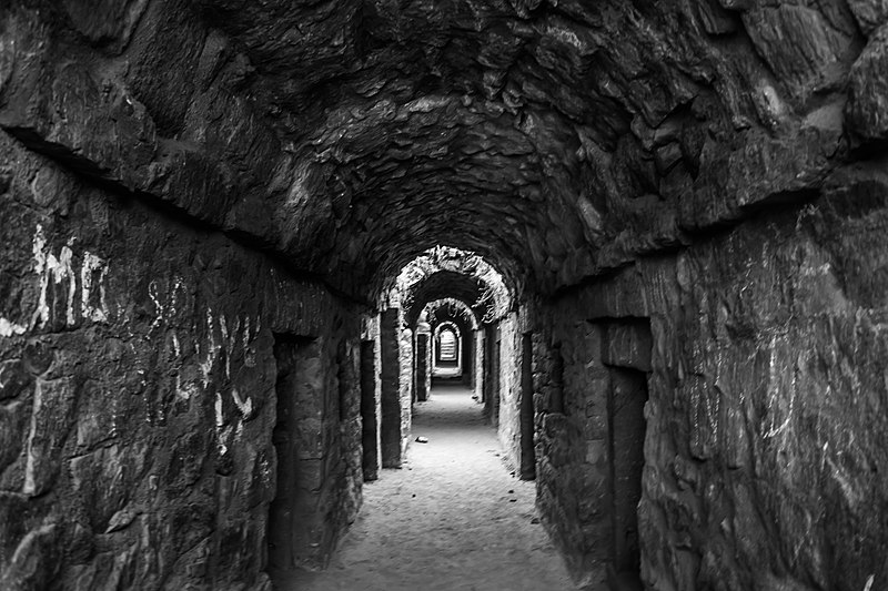 File:Underground passage of Tuglaqabad fort.jpg