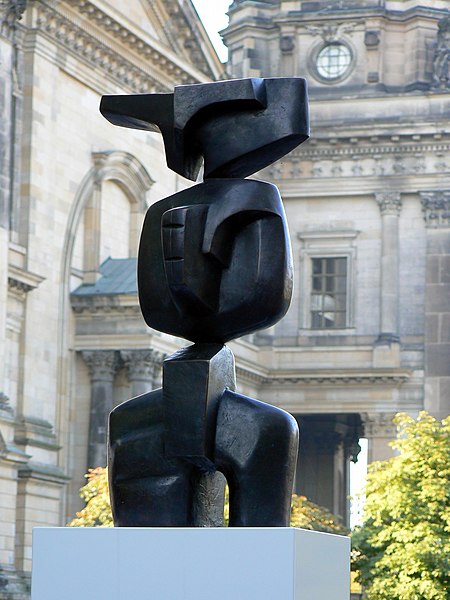 File:Upright figure Nr7 Graetz Berlin2007.jpg