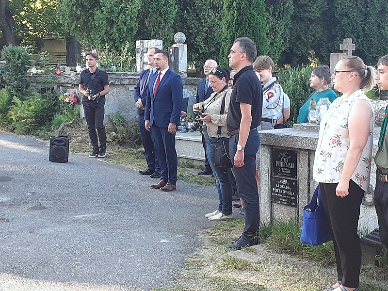 File:Uroczystości upamiętniające powstanie warszawskie na Cmentarzu Centralnym w Sanoku (2020-08-01)f.jpg