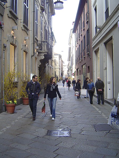 File:Via della Spiga, Milan.jpg