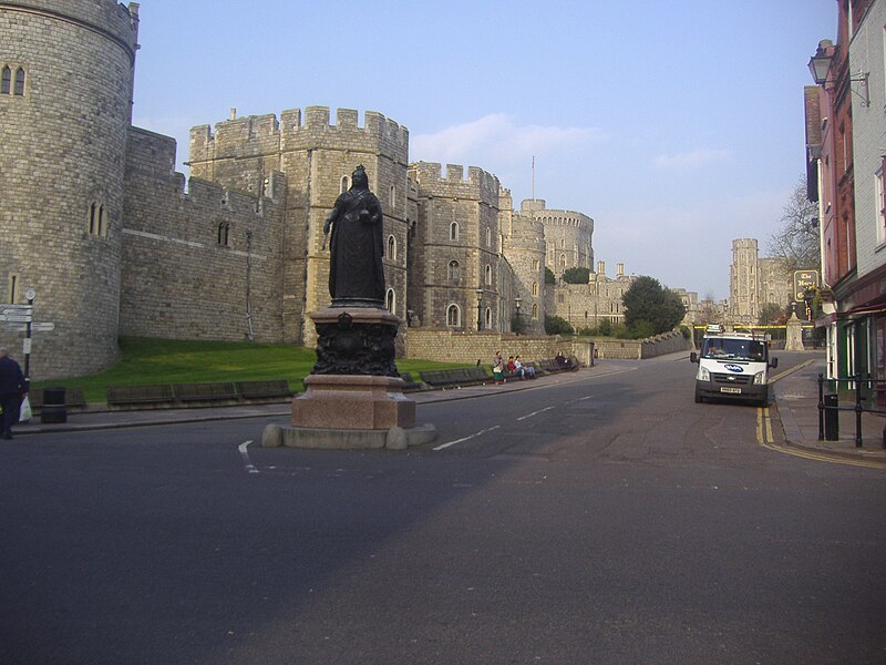 File:Victoria Memorial and castle, Windsor - geograph.org.uk - 2329333.jpg