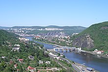 Stadtpanorama mit der Burg Střekov (rechts im Bild)