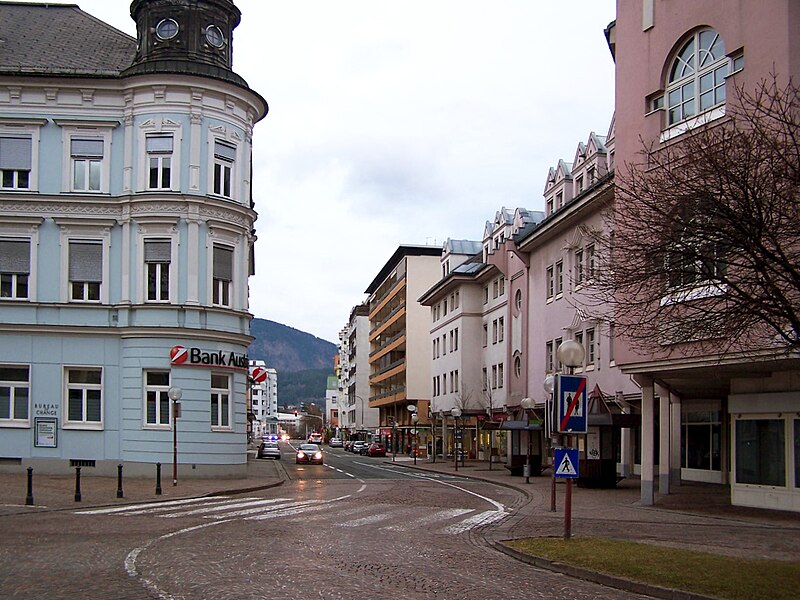 File:Villach - Hans-Gasser-Platz - Bank Austria Creditanstalt.jpg