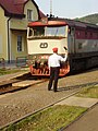 Výpravčí dává rozkaz k odjezdu osobnímu vlaku do Čerčan vedenému lokomotivou řady 749.