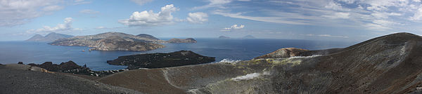 Eolsko otočje gledano s Vulcana (Lipari u sredini, Salina lijevo i Panarea desno