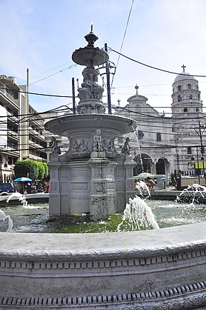 Пласа-де-Санта-Крус, одноимённая церковь и фонтан Каррьедо