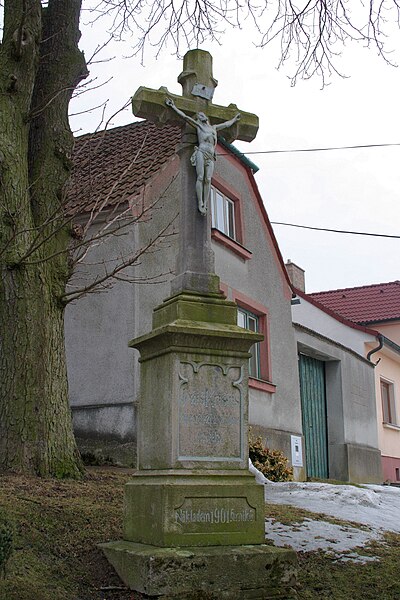 File:Wayside cross in Horní Újezd, Třebíč District.jpg