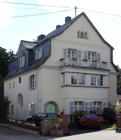 Weierbacher Straße 12, teilweise gewerblich genutztes Wohnhaus mit Mansarddach