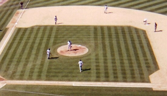 Yankees' fielders huddling on the pitcher's mound during an August 2001 away game