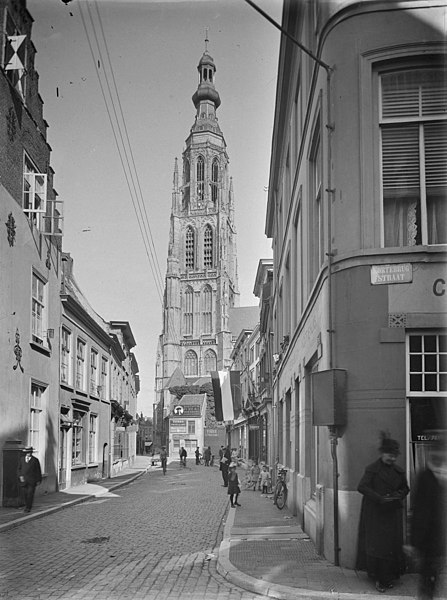 File:Zicht op de toren - Breda - 20040386 - RCE.jpg