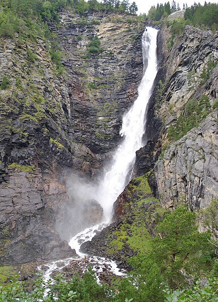 File:Åmotan Wasserfall, Dovrefjell-Sunndalsfjella-Nationalpark.JPG