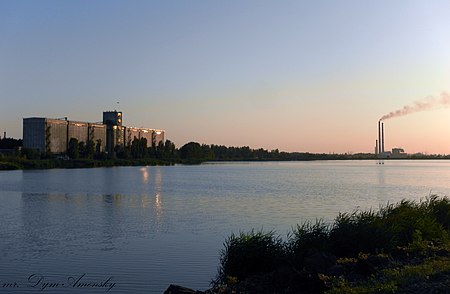 Вид с Красноармейского моста на элеватор и ТЭС.jpg