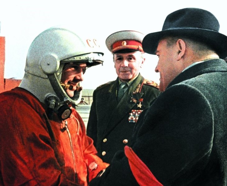 Файл:Гагарин перед полётом.jpg