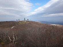 ファイル:梵天岩から航空自衛隊大滝根山分屯基地を眺める.jpg