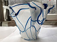 - Vase aus weißem Überfangglas.jpg