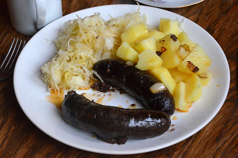 File:02016 0615 Blutwurst mit Sauerkraut und Rösterdäpfel aus Beskiden 2016-03-14 17-58-17.JPG