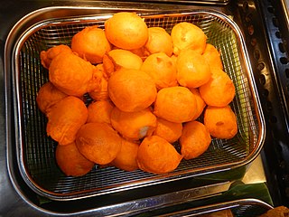 Перепелиные яйца в кляре — популярная уличная закуска на Филиппинах.