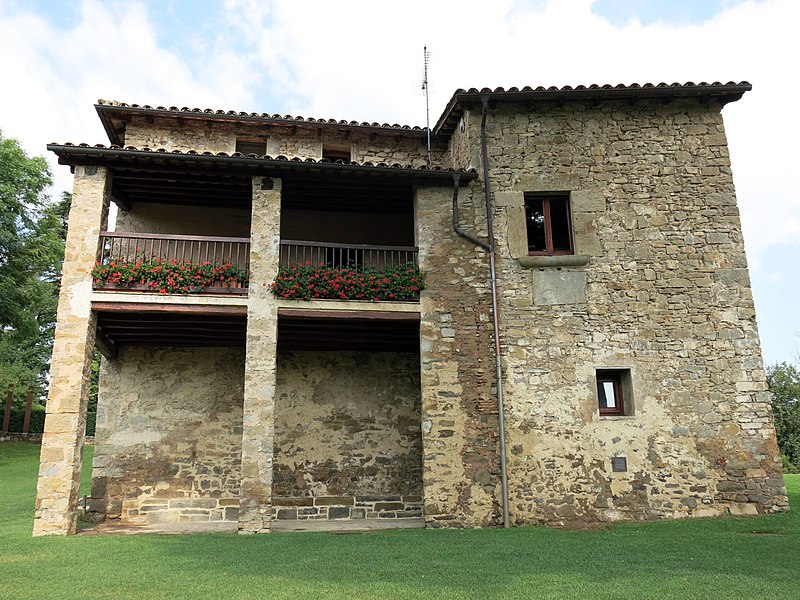 File:10 Masoveria del castell de Montesquiu.JPG