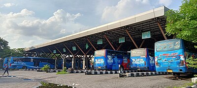 Suasana Belakang Shelter Bus Kota Terminal Purabaya