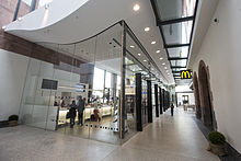 Reisezentrum und McDonald’s-Filiale (2013)