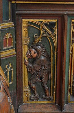 Imagen de un mascapilares en la puerta de una iglesia.