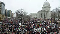 Protestos em frente ao Capitólio Estadual do Wisconsin.