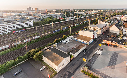 Linke Rheinstrecke in Köln-Klettenberg, Gewerbebauten entlang der Rhöndorfer Straße