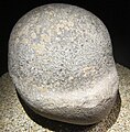 Stèle hémisphérique basse en granite trouvée à Porspoder (datée entre le IVe et le Ier siècle avant J.-C.).