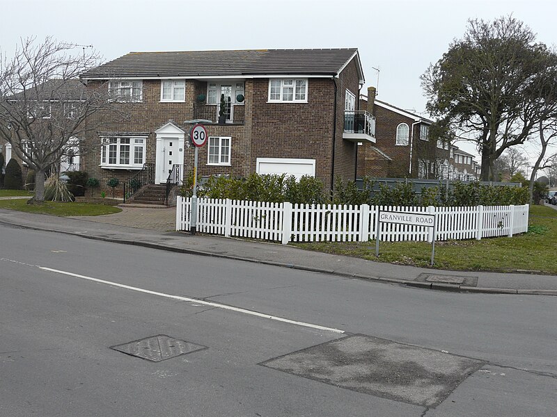 File:35, Granville Road - geograph.org.uk - 5711549.jpg