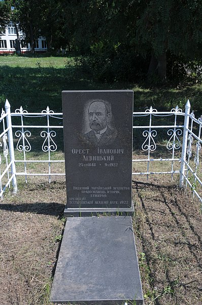 File:71-206-0100 Orest Levytsky tomb DSC 6159.jpg