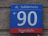 Tabliczka adresowa przy al Solidarności 90 w Warszawie