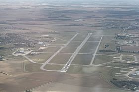 Vue de la piste de l'aérodrome en 2011.