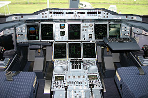 Концепция «стеклянной кабины» на примере Airbus A380. Вместо механических приборов — многофункциональные дисплеи (МФД).