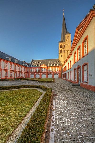 File:Abtei Brauweiler Innenhof 04.jpg