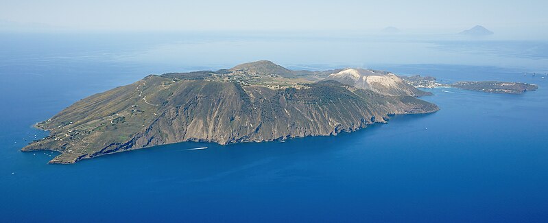 Datei:Aerial image of Vulcano (view from the east).jpg