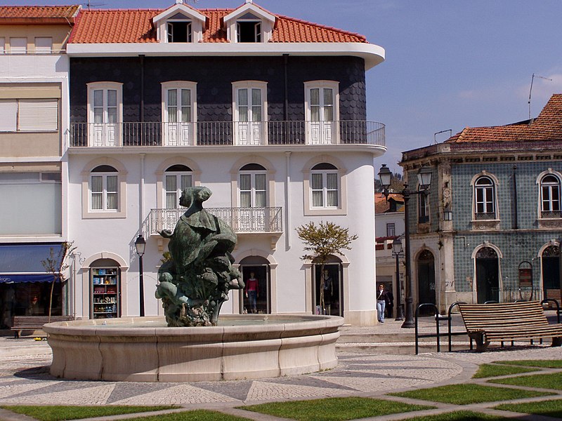 File:Alcobaça Praça da República.jpg