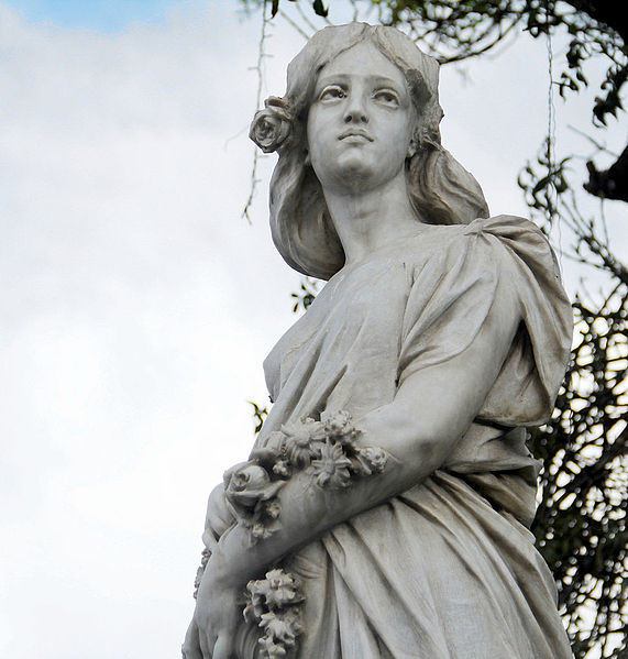 File:Alegoría a la Primavera de frente en la Plaza Murillo.jpg