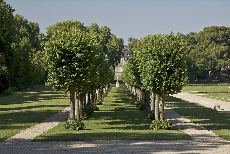 File:Allée des philosophes château Chantilly.jpg