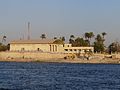 Accès au site d'Amarna par le bac - Vue sur le musée en construction