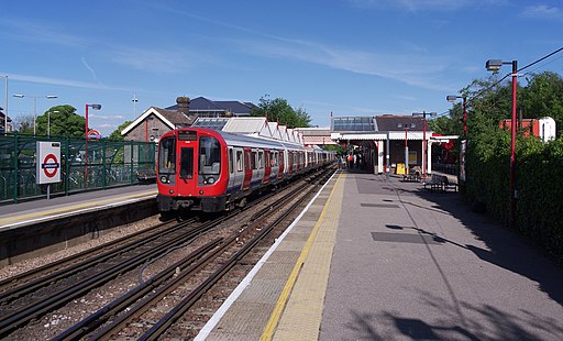 Amersham station MMB 17 S Stock