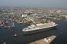 Queen Mary 2 at the Port of Hamburg Ankunft der Queen Mary 2 in Hamburg - panoramio - Arnold Schott (3).jpg