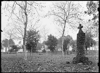 Borne de sauveté près d'Ipourt (commune de Lüe), photographiée par Félix Arnaudin en 1913.