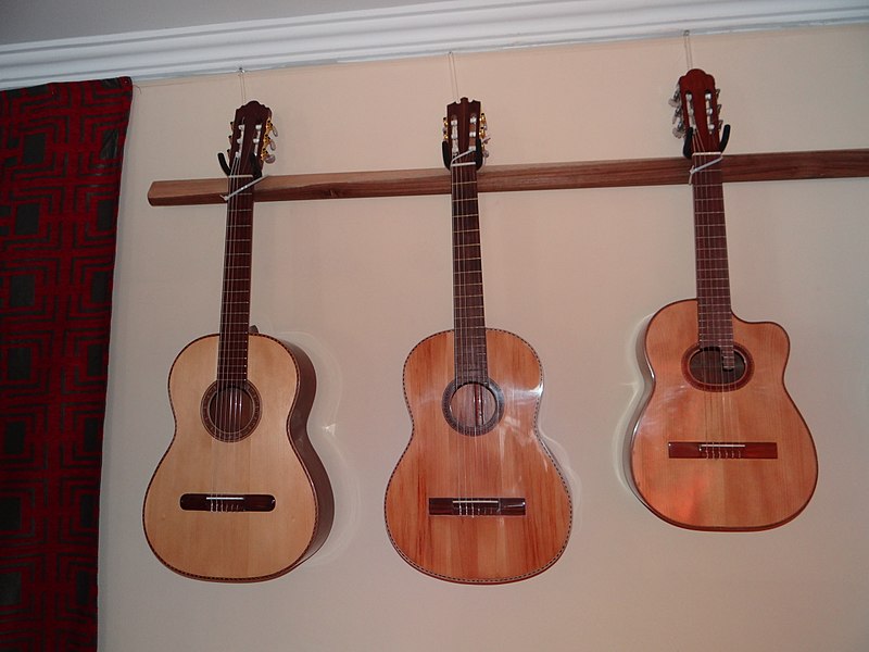 File:Artisan Guitars knows handcrafted instruments - UNESCO World Heritage Site (El Centro Histórico de Quito) pic.ao104086.jpg