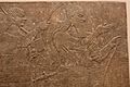 آشور-ناصیر-پال دوم و خدمتکار ملازمش. این نقش برجسته از کاخ آشورناصیرپال در نیمرود کشف شده‌است، مرمر سفید گچی، حدود ۸۶۵ ق. م.، موزه لوور