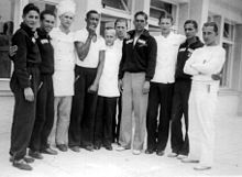 Une photographie en noir et blanc représentant un groupe de jeunes hommes posant