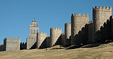 Murallas de Ávila; se observan zonas con aparejo regular y zonas con aparejo irregular.