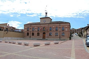 Ayuntamiento y Plaza Mayor de Pollos.jpg