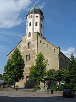 Bühlertann, St. Georg, Blick nach ENE über den Kirchplatz auf Westfassade und Turm.JPG
