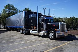 Truck Peterbilt at Flying J Travel Californie USA