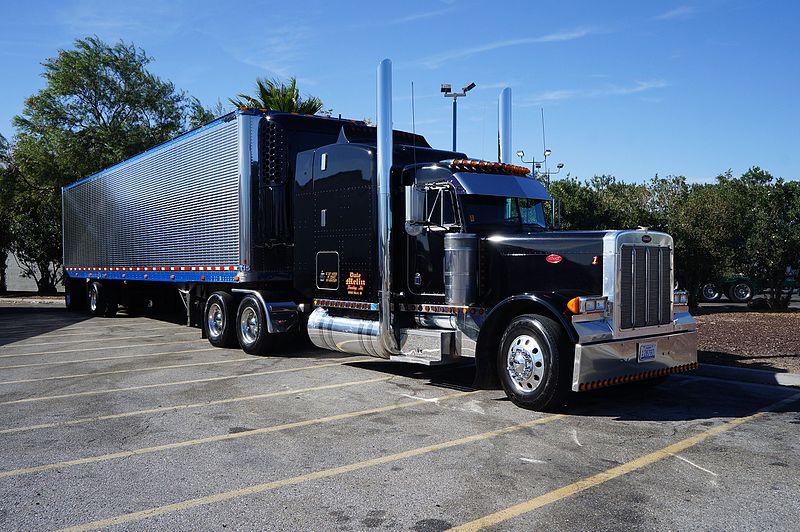 File:Bakersfield, (CA) Truck Peterbilt at Flying J Travel Plaza (en2016) (4).JPG